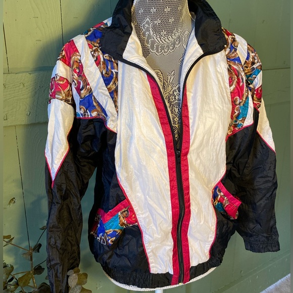 Gorgeous Vintage Wind Breaker with a Beautiful Baroque Design - Picture 4 of 7